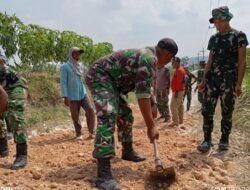 Babinsa Bubulan Bojonegoro dan Warga Kompak Perbaiki Jalan Dusun Maor