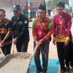 Kepala Desa Sumberagung Bersama Camat Way Sulan Lakukan Peletakan Coran Pertama, Pembangunan Jalan Dusun Satu Resmi Dimulai