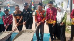 Kepala Desa Sumberagung Bersama Camat Way Sulan Lakukan Peletakan Coran Pertama, Pembangunan Jalan Dusun Satu Resmi Dimulai