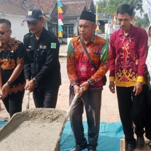 Kepala Desa Sumberagung Bersama Camat Way Sulan Lakukan Peletakan Coran Pertama, Pembangunan Jalan Dusun Satu Resmi Dimulai