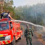 BABINSA DAN DAMKAR BERSINERGI ATASI KEBAKARAN LAHAN, DANDIM 0427/WAY KANAN IMBAU WARGA TAK BAKAR LAHAN