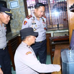 Pastikan Pelayanan Masyarakat Optimal, Kapolres Gresik Cek Polsek Jajaran dan Sat Polairud