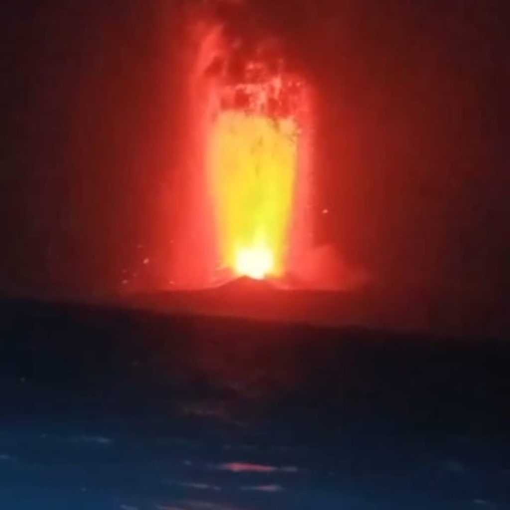 Erupsi gunung anak Krakatau warga Lampung di himbau waspada