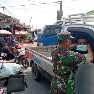 Antisipasi Dampak Erupsi Gunung Anak Krakatau, Koramil 421-09/Tjb Bersinergi dengan Polsek dan Kecamatan Tanjung Bintang Bagikan Masker kepada Masyarakat