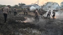 Gerak Cepat, Satuan Brimob Polda Lampung Tangani Kebakaran Lahan Warga di Bandar Lampung